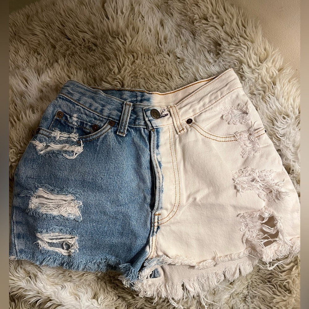 Levi’s VINTAGE blue & white denim shorts women’s